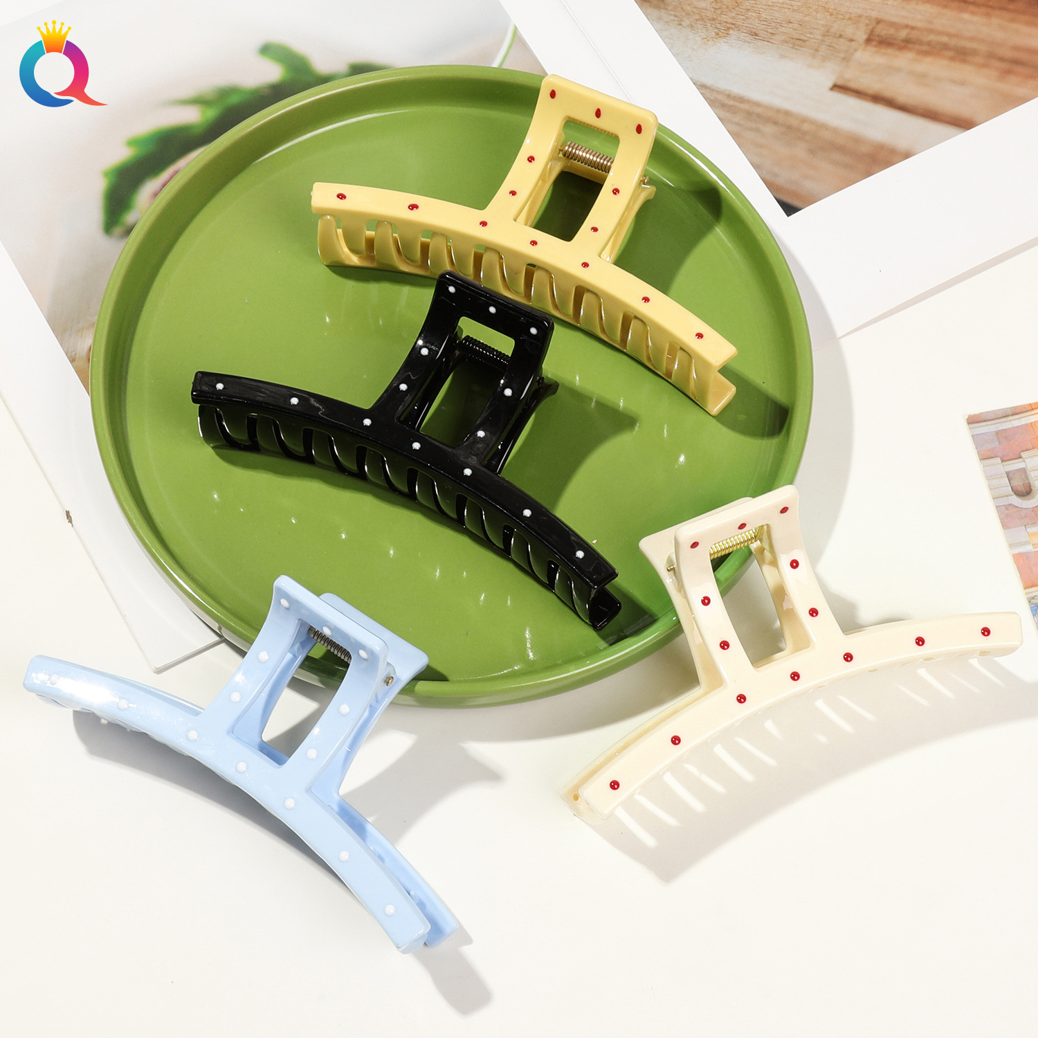 Qiyue cream-colored oil drip, small dot, large one-line hair clip, high-end style, scratch-off, women's back head updo, shark clip Application Scenario