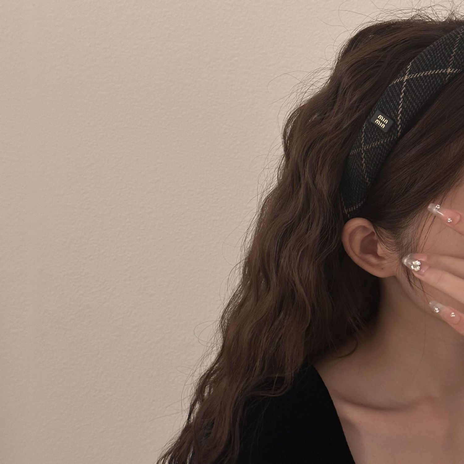 Classic black and grey checkered hair band, retro school headband, height-increasing top hair clip, compression hair accessory, spring and summer hair accessories Application Scenario