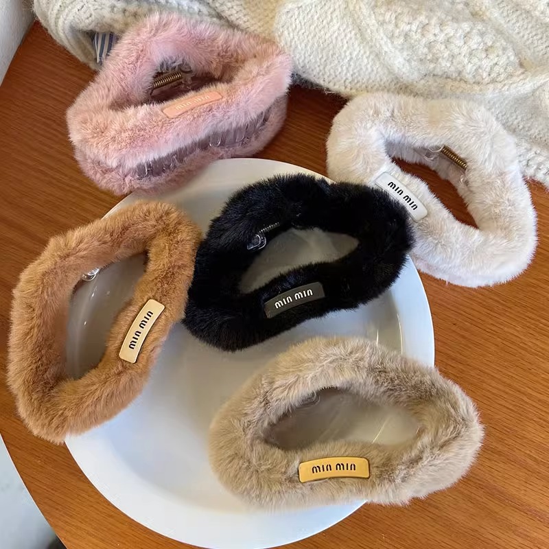 Black cloud plush miumiu hair clip Spring/Summer large retro fur grab clip women's high-end hair accessory shark clip details Picture