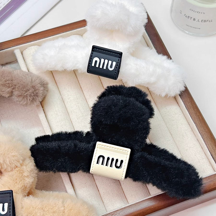 Spring and Summer new fur grab clip, shark clip, large high-end hair accessory, Maillard style fur miumiu hair clip for women Application Scenario