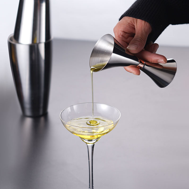 304 stainless steel waist-shaped inclined measuring cup, bar double-headed cocktail glass, cocktail quantitative ounce cup measuring instrument Application Scenario