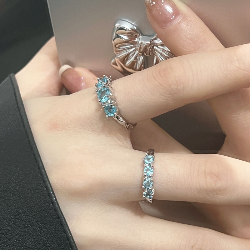 A niche design of a blue zircon ring for women, a stacked open-top ring, is trendy, fashionable, individualistic, sweet and cool style, and exudes a sense of sophistication full figure