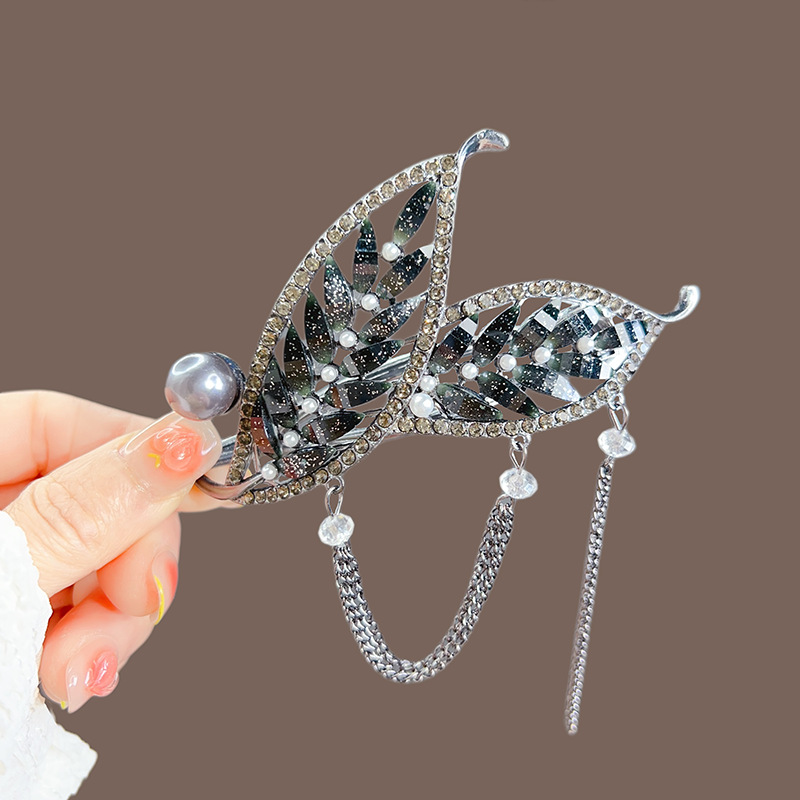 Retro black leaf tassel twist hair clip at the back of the head, new super fairy updo one-button, high-end frog clip Application Scenario