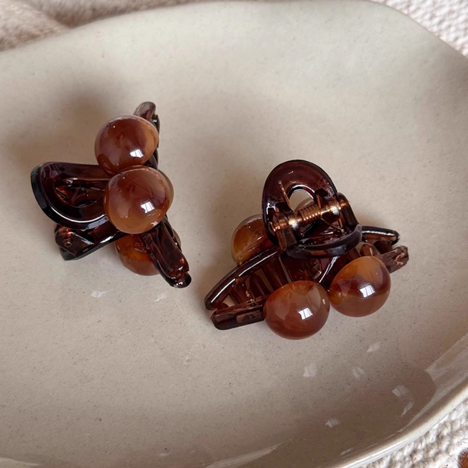 High-gloss amber pearl small grab clip hair accessory, small high-end hairpin, small hair clip clip, bangs clip, cute hair accessory Application Scenario