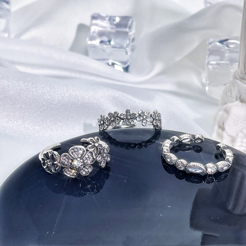 A retro and aged Japanese and Korean flower diamond-encrusted open-mouth ring for women, a trendy and fashionable, versatile, and niche design ring on Instagram full figure