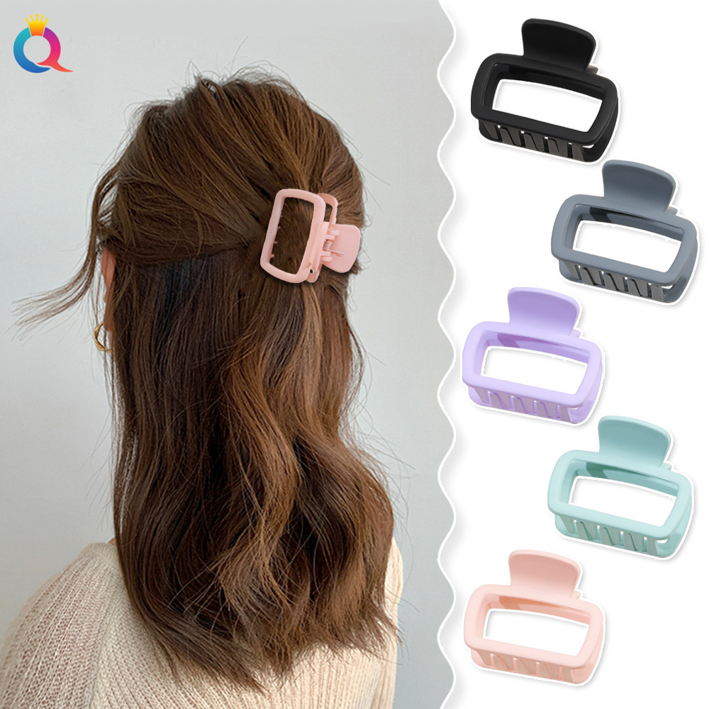 Qiyue's new hair clips are simple and versatile. They are available for wholesale of hair accessories such as the back of the head, shark hair clips, and children's hair accessories details Picture