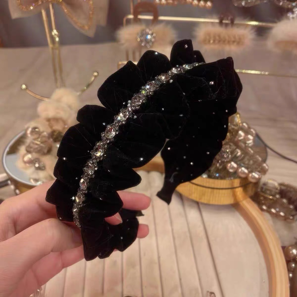 Full Sky Star water diamond velvet red hair band for women's spring hair accessory, high-end face-washing pleated hair band, small fragrance hair band details Picture