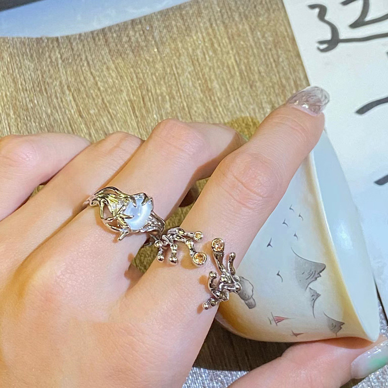 The White moonlight cat's eye stone entwined open ring with a feminine texture, a niche design, and a unique and fashionable ring trend Specification drawing