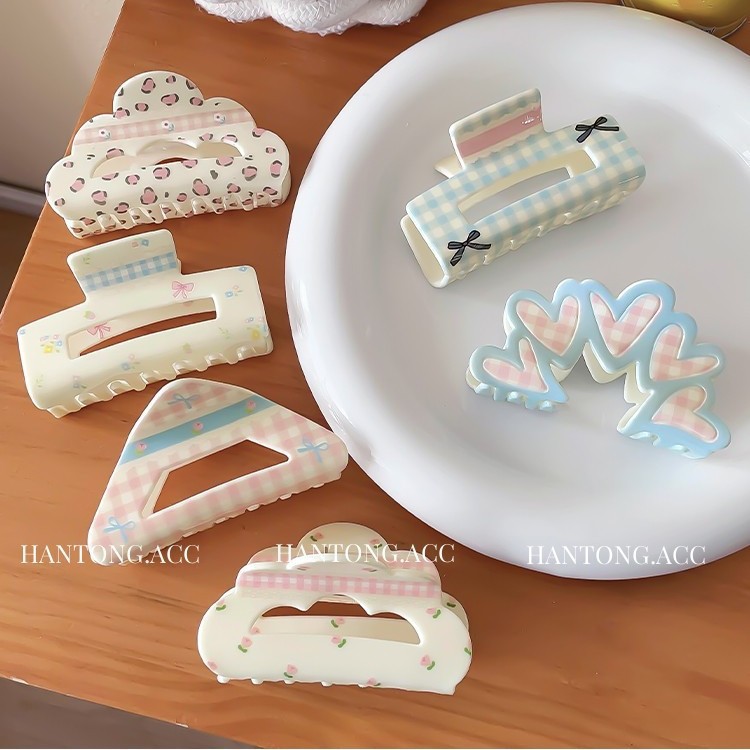 A new Korean-style cute girl with a bow floral checkered pattern, sweet and elegant shark clip, and a high-end shark clip hair accessory Application Scenario