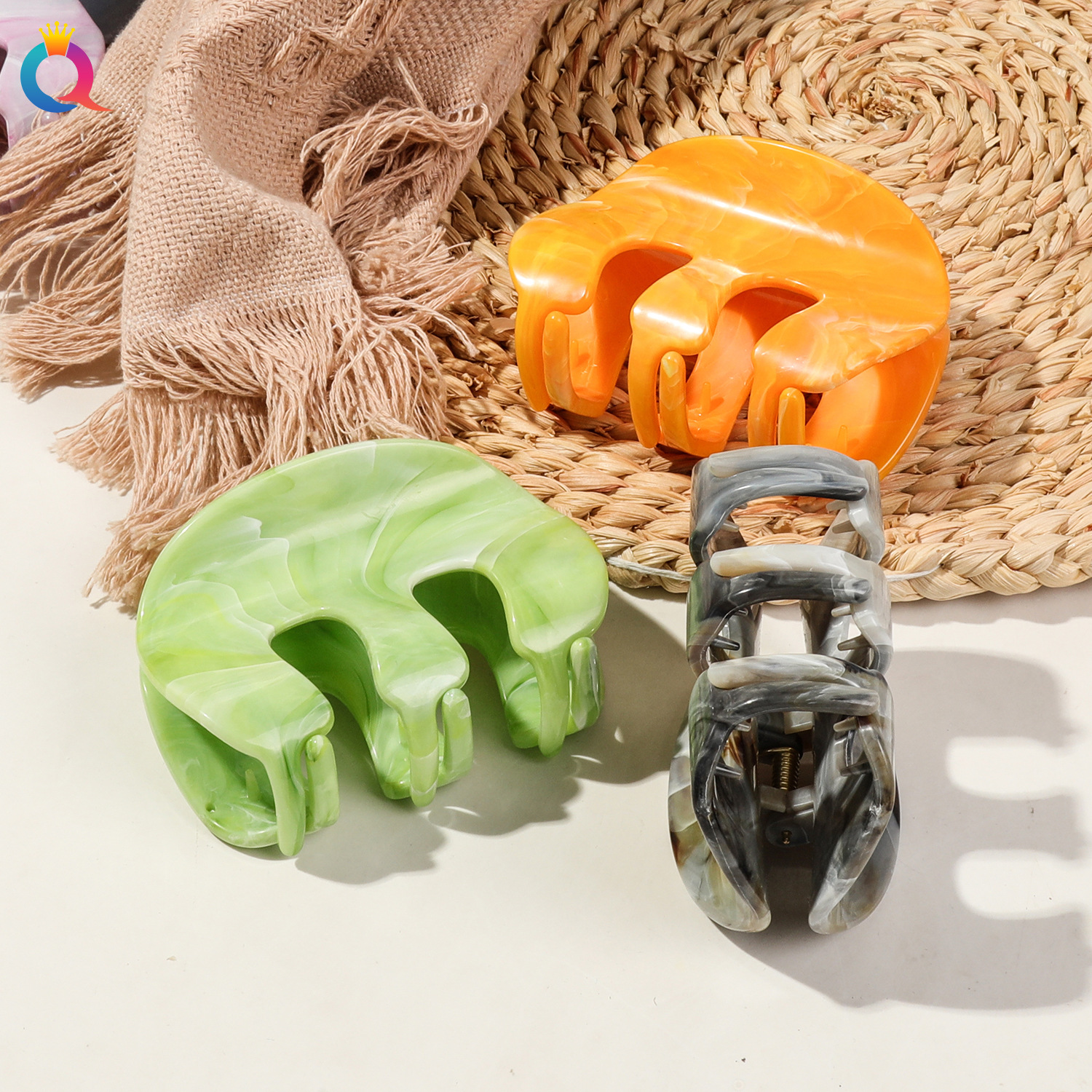 The Qiyue marble pattern medium-sized hair clip exudes a high-end and elegant style. The shark clip at the back of the head is a versatile new semi-tied hair clip Application Scenario