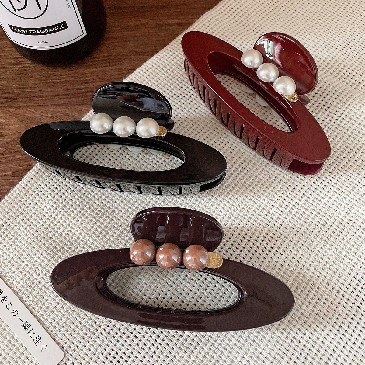 A large, versatile oval pearl clip for women with a high-end look, a large, versatile hair clip at the back of the head, and a shark clip headpiece full figure