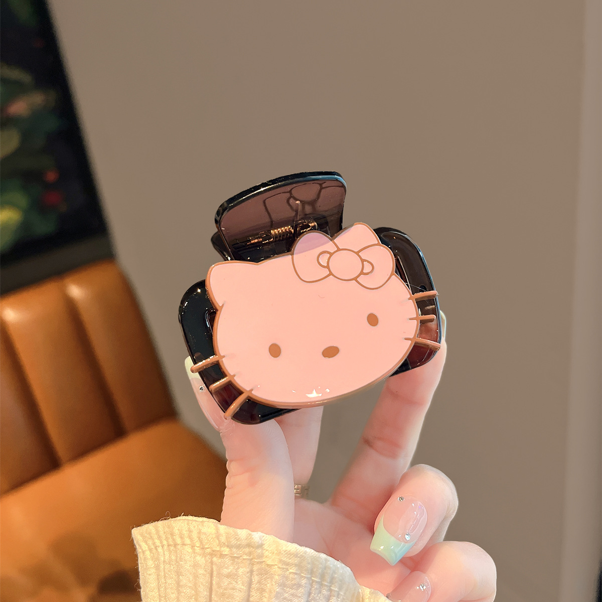 The Korean-style pink and black kt cat scratch-off clip for women, a mid-sized shark clip with a high-end texture for summer, and a hair clip for the back of the head Application Scenario