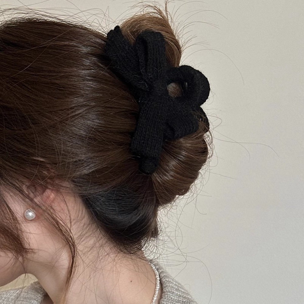 Han Yuan woolen knitted bow hair clips for spring and summer, shark clips for the back of the head, updo hair clips, high-end and elegant hair clips Application Scenario