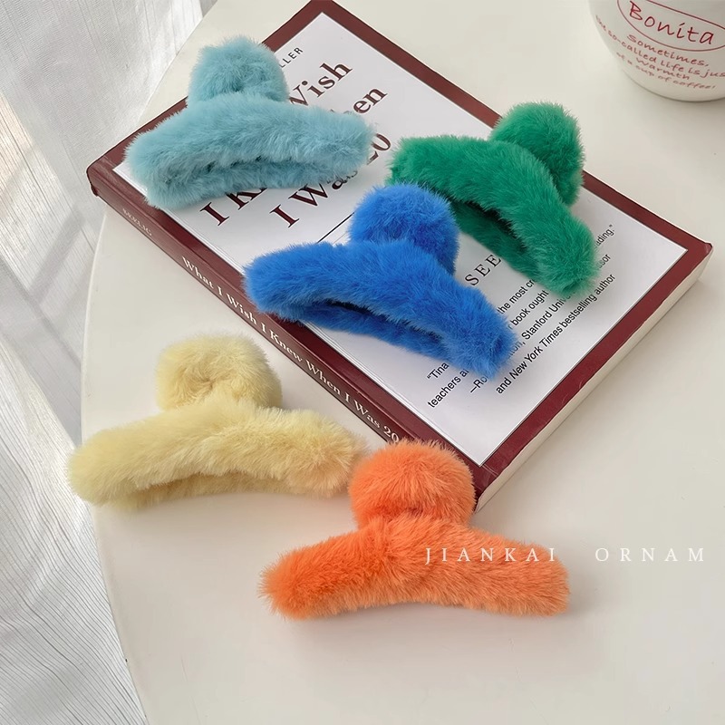 A cute rabbit-like hair clip, a medium-sized hairpin for women, a row of fluffy grabber, a small plush hair clip with the back of the head Application Scenario