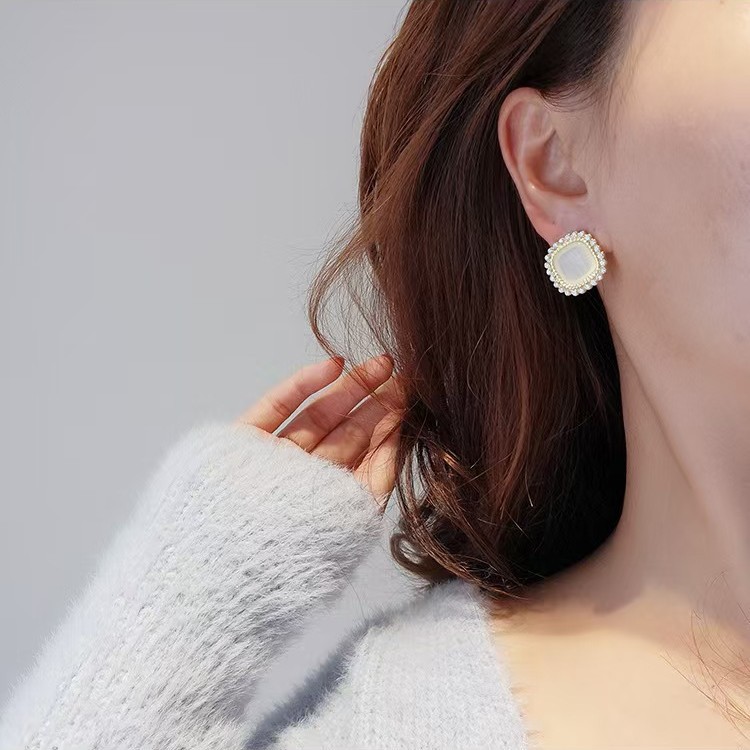 Pearl stud earrings for women, a light luxury and high-end look, grand cross-shaped earrings, elegant and versatile earrings for Internet celebrities, wholesale Specification drawing
