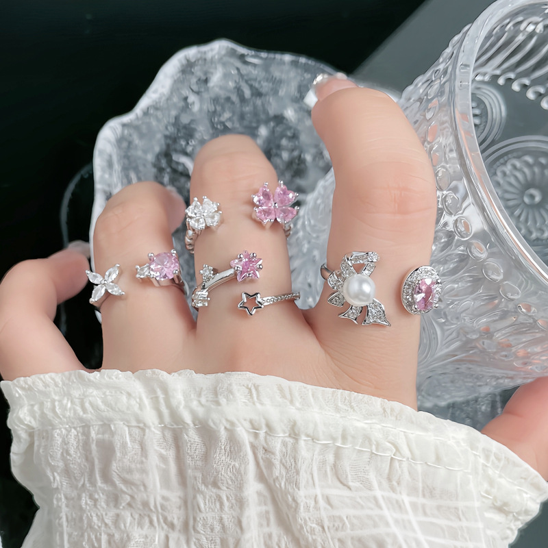 A light luxury sweet and cool pink diamond heart-shaped flower star geometric opening ring, a delicate and fashionable female niche cold style ring full figure