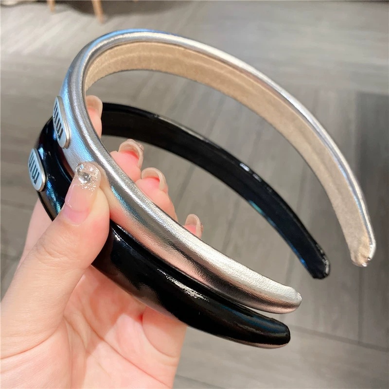 High-end, light luxury hair band, sponge, glossy, versatile headband, high top of the head, face-washing, elegant, hair-pressing, ladies' letter headwear Application Scenario