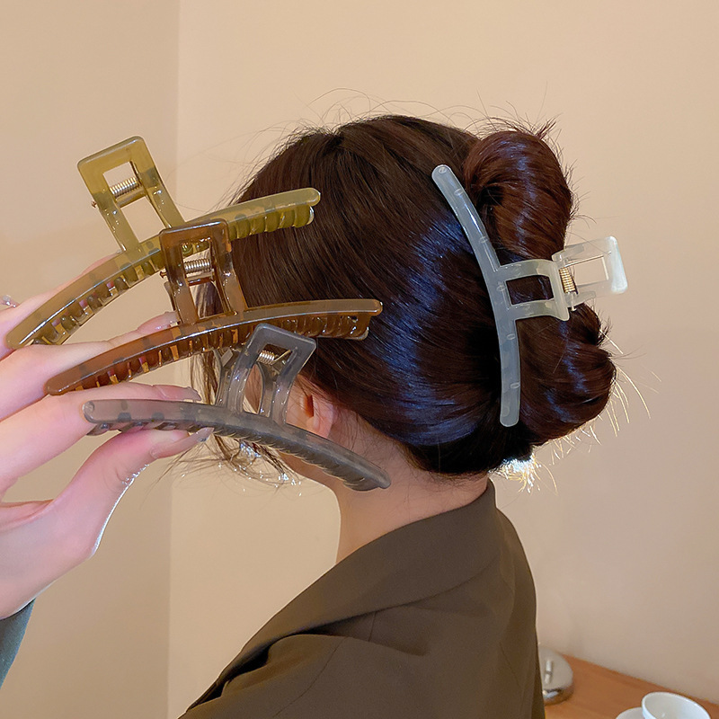Extra-large 13cm cream-colored one-line hairpin for the back of the head, with abundant hair volume and elegant oil-drip hairpin and hair accessory Application Scenario