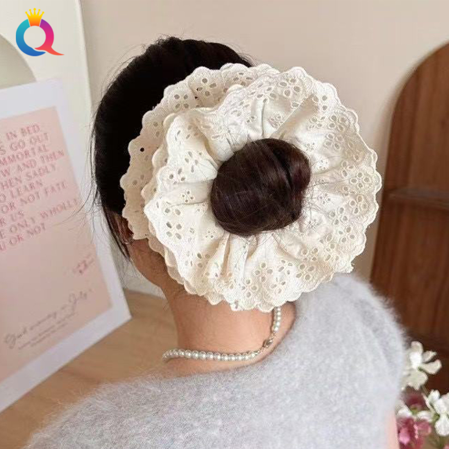 The Qiyue cream-colored oversized lace laid-back style large intestine hair band exudes a sense of sophistication for women. It features a double-layer versatile hair tie and hair accessory full figure