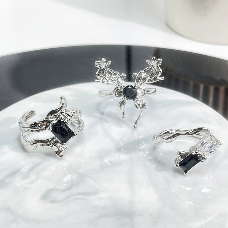 A cold and trendy butterfly opening ring for women on Instagram, with a unique and niche design sense and a punk index finger ring full figure