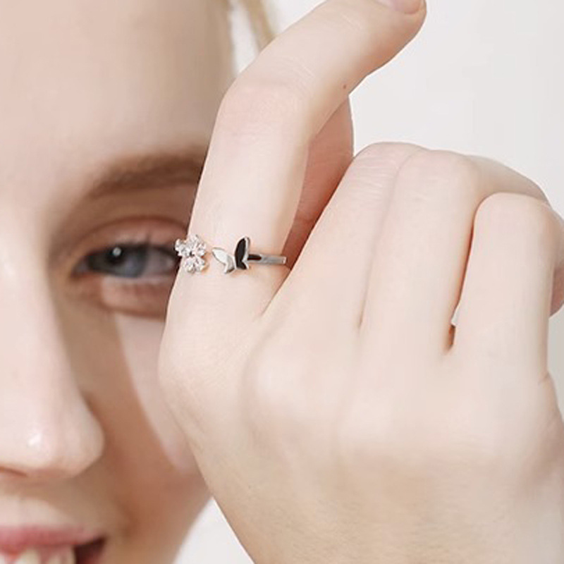 French-style gentle and elegant butterfly opening ring for women on Instagram, with a cold and light luxury niche design, adjustable index finger ring Application Scenario