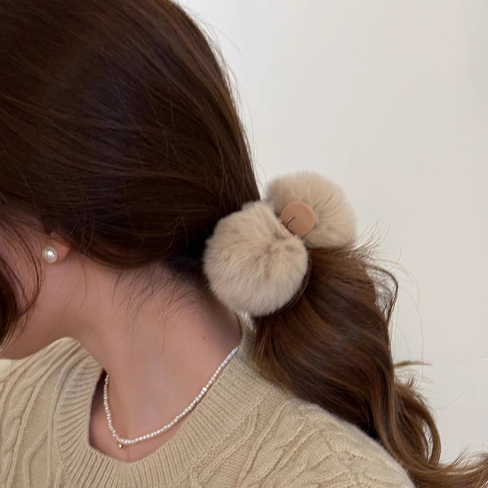 Korean cute fur ball hair clips, a small half of a rabbit's high ponytail grab clip, tied at the back of the head, with a high-end look details Picture