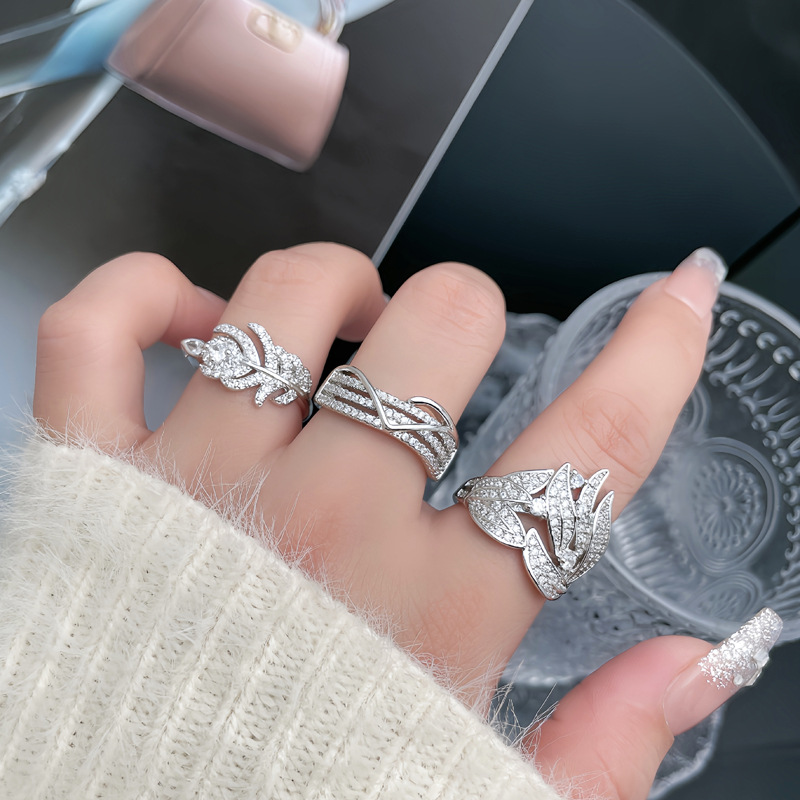 The Hong Kong-style socialite's leaf ring is adjustable for women. It features a niche design with an exquisite and high-end feel, exuding a light luxury vibe details Picture