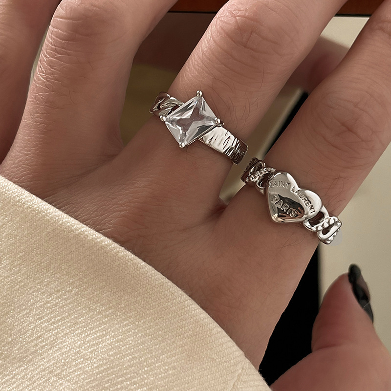 A niche design heart-shaped ring for women, a fashionable and individual ring with an exquisite, light luxury and high-end feel. The opening can be adjusted as an index finger ring full figure