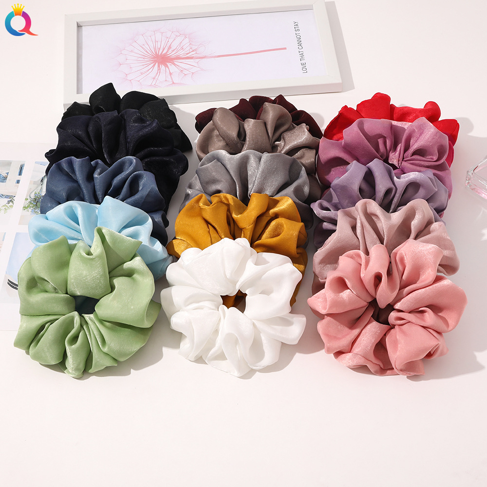 The new spring and summer collection of Qiyue features a super large hair band with a fairy-like forest-style large intestine hair band and a simple velvet large intestine hair band and hair accessory details Picture
