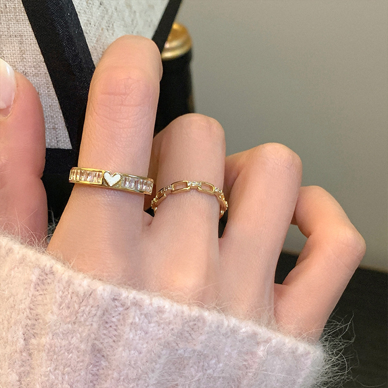 The heart-shaped zircon pig nose ring is a fashionable, versatile, niche design with a high-end feel for women. It's a new 2023 model full figure