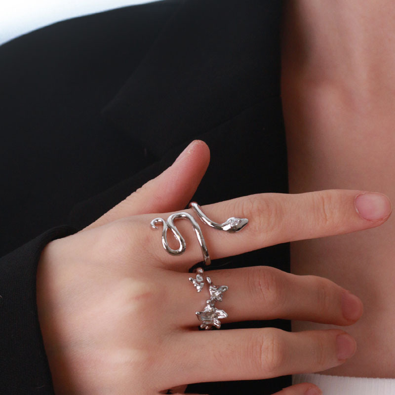 The snake-shaped multi-layer lava thorny open ring is a niche design for women, exuding a sense of sophistication and individuality. It's a super cool and trendy ring for hot girls and Internet celebrities details Picture