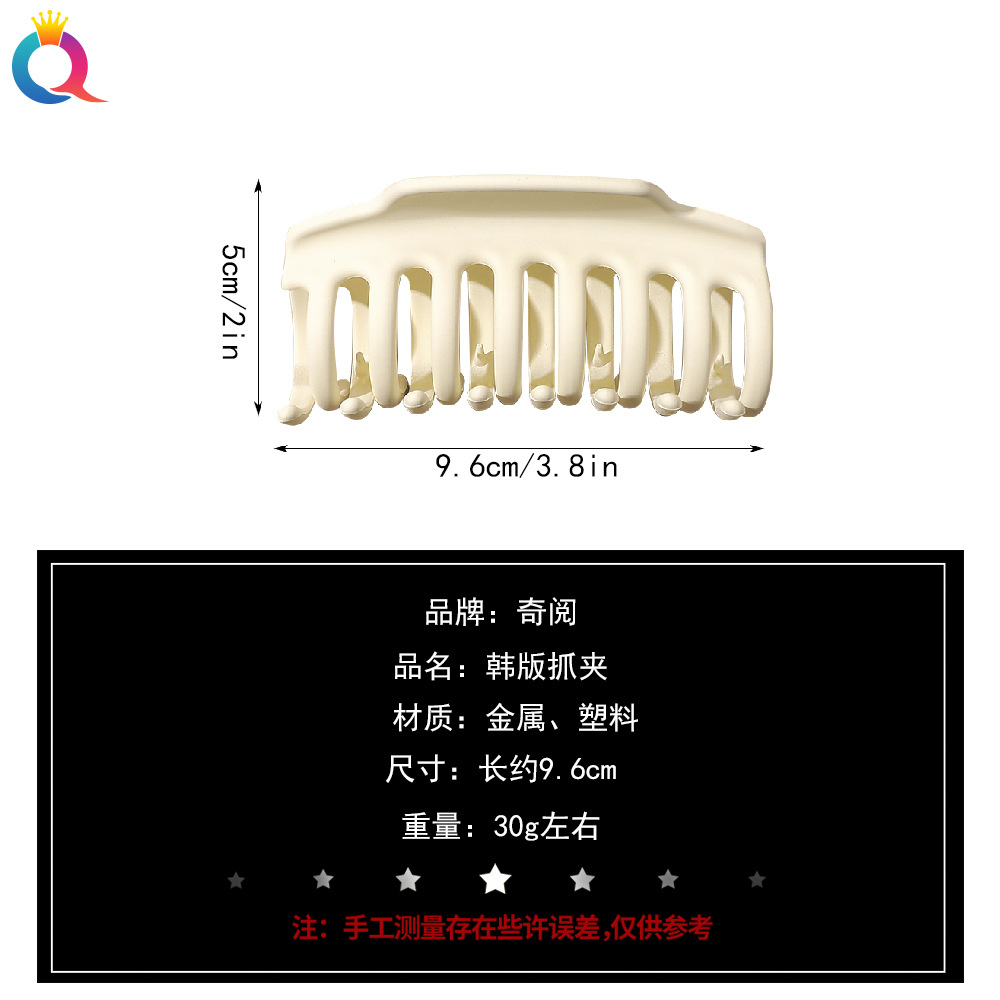 The new square head keel grab clip from Qiyue Korean Edition is a simple and fashionable hair clip for girls and a versatile shark clip for updo hair Application Scenario