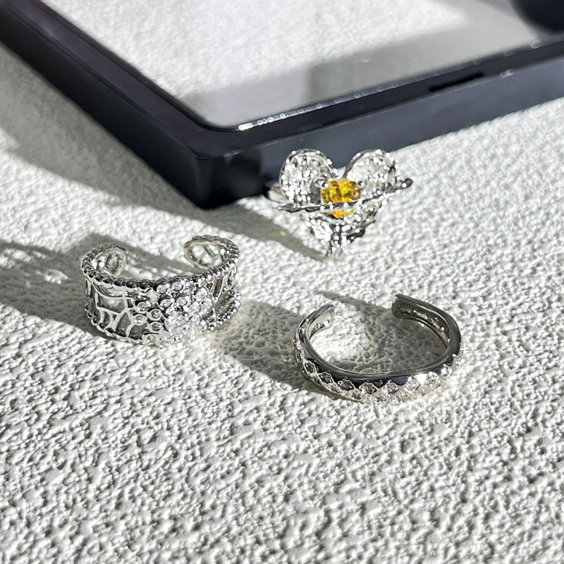 This is a stylish, hollowed-out, slightly inlaid open ring with a sweet and cool feminine touch. It is a delicate ring surrounded by a pleated heart with yellow diamonds Application Scenario