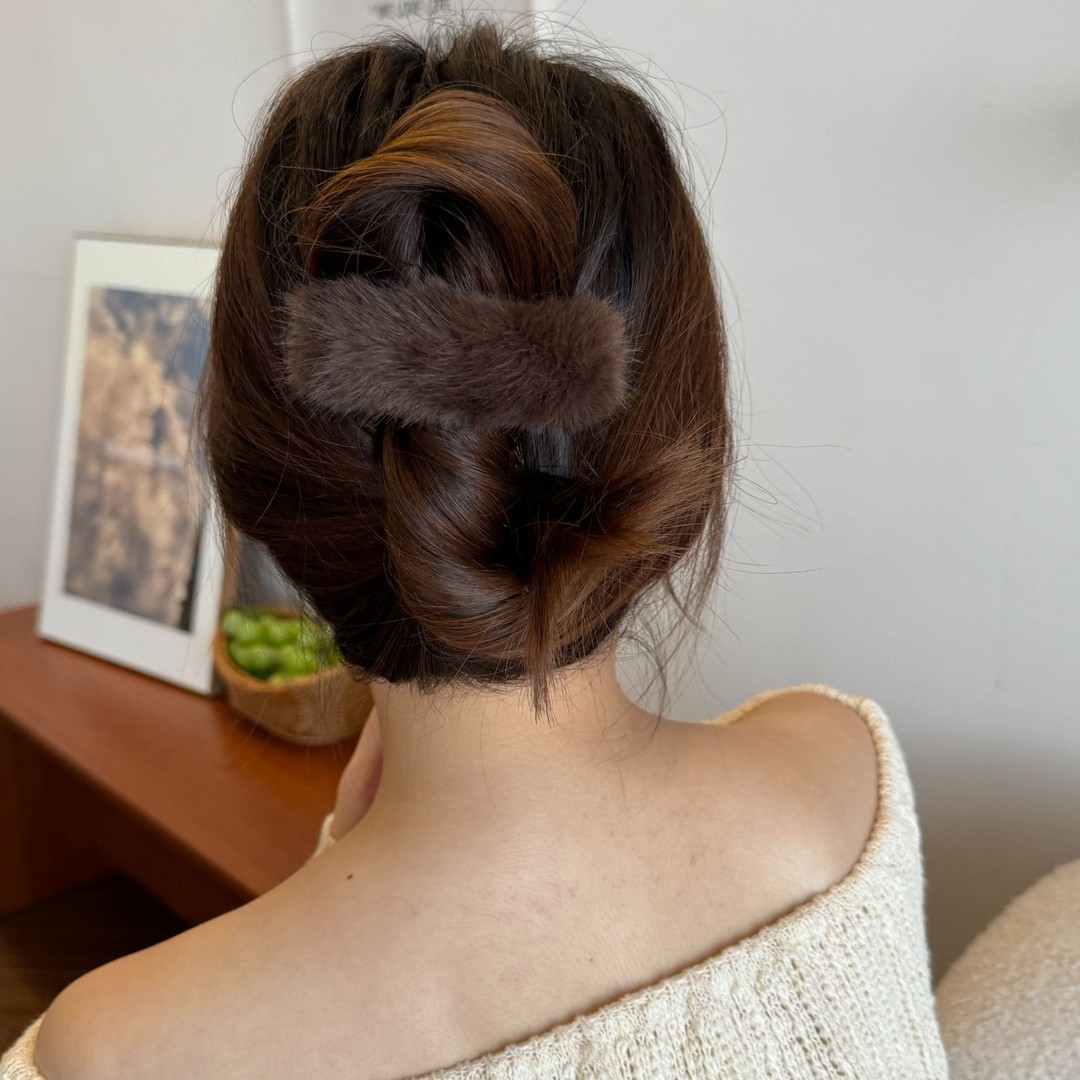 Maillard style plush hair clips, retro furry twist clips, back head plate straight clips, new spring and summer hair clips Application Scenario