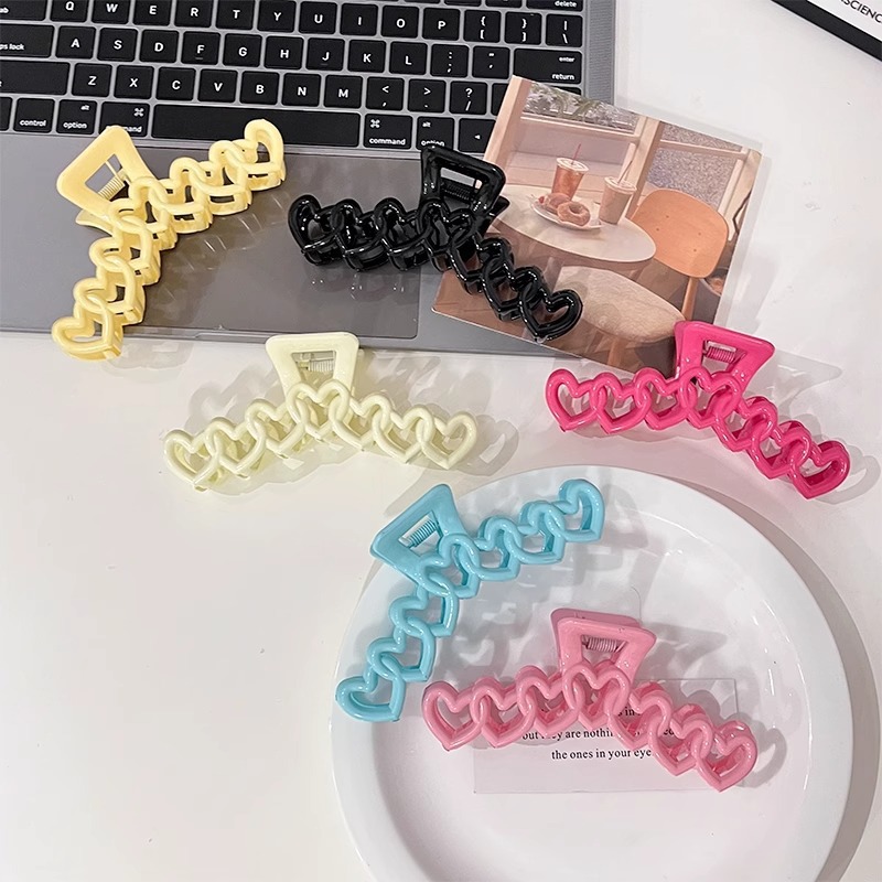 Dopamine heart-shaped hair clip, new sweet and cool style for women, shark clip, back of the head, updo, grappling clip, large size details Picture