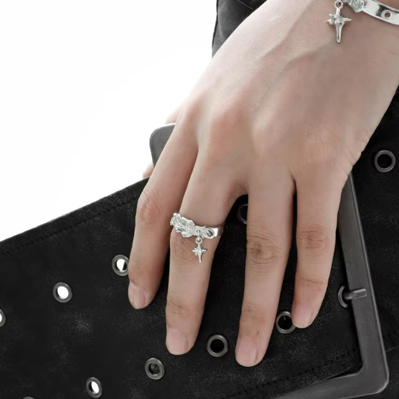 The four-pointed star index finger ring with a unique and high-end texture for women, in an Instagram style, is fashionable and individualistic. It's a trend of opening rings details Picture