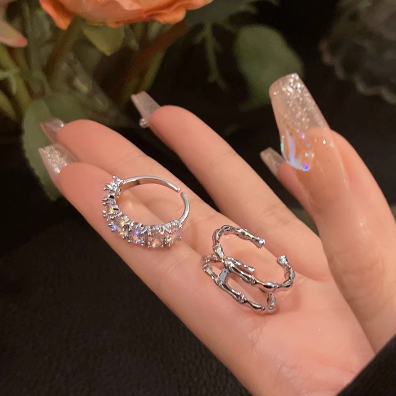 This niche design exudes a sense of sophistication and is versatile. It features a light luxury and exquisite combination of full diamonds and bamboo joints. The open-top ring with double-layer layering is a trend Application Scenario