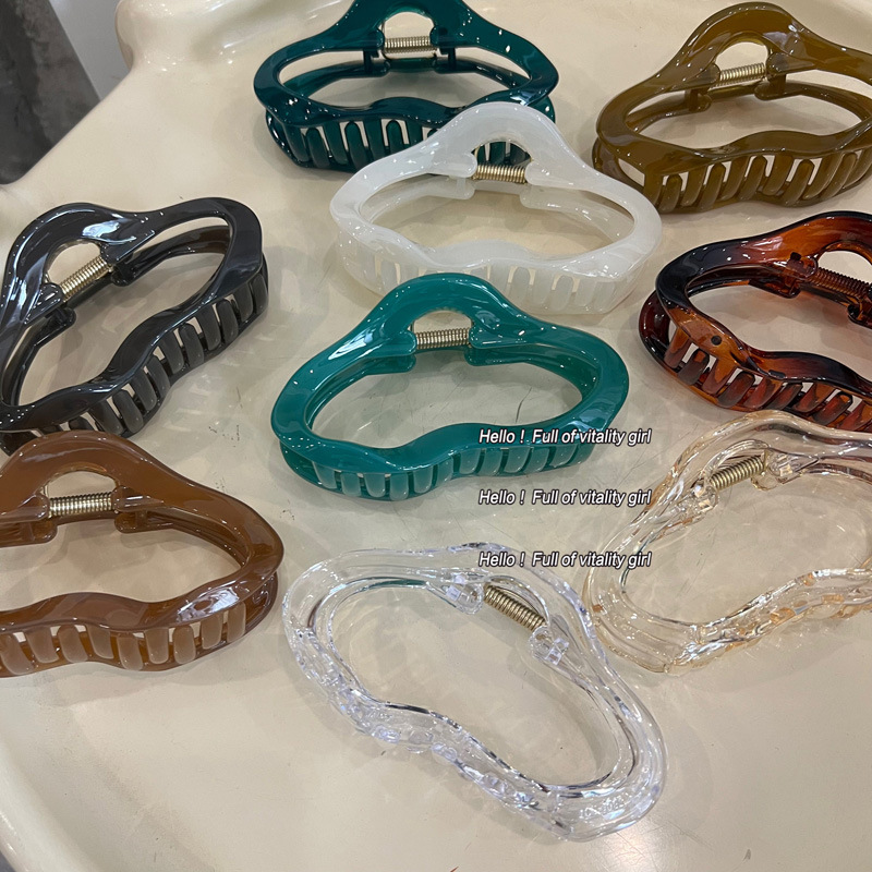 Transparent liquid line hair clips for women, spring and summer, high-end look, leopard print hair, large volume, large volume, curls, shark clips, large size Application Scenario