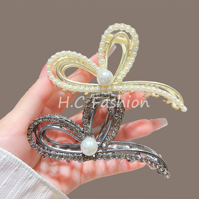 A new versatile shark clip headpiece that exudes a high-end and elegant feminine charm with a heart-shaped claw clip details Picture