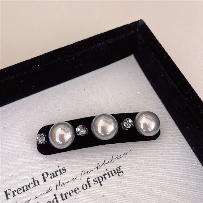 Retro black velvet grey pearl sparkling diamond hair clips, elegant and simple forehead hairpins, bangs, fringe clips, and grab clips Application Scenario