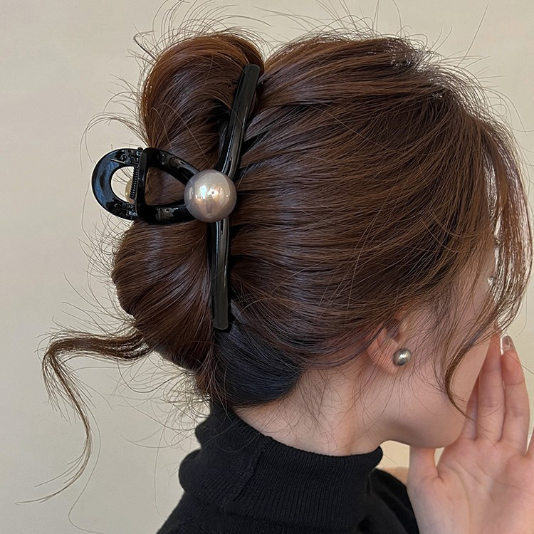 A new large black pearl scratch-clip for women, featuring a simple, niche and high-end look. The shark clip on the back of the head is a retro hair accessory details Picture