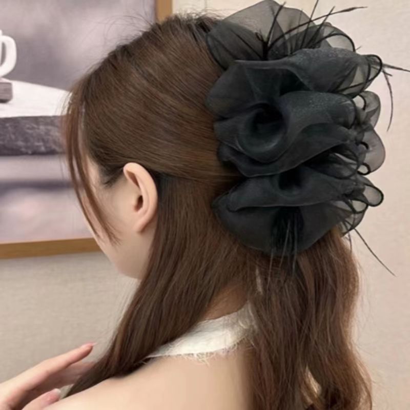 A new high-end and fashionable hair clip with feather mesh, bubble, fluffy cloud, and large handle. It is a hair clip for the back of the head and a hair accessory Specification drawing