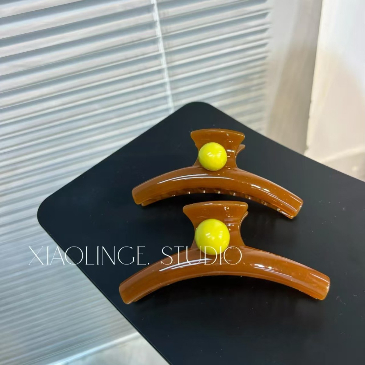 The high-end yellow color-blocking pearl grabber from Dongdaemun, Japan and South Korea, features a large shark hairpin for a girl on Instagram details Picture