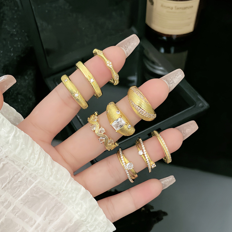 A simple and interlaced Italian retro brushed ring with a mid-style design, exuding a trendy and high-end vibe, is a niche index ring details Picture