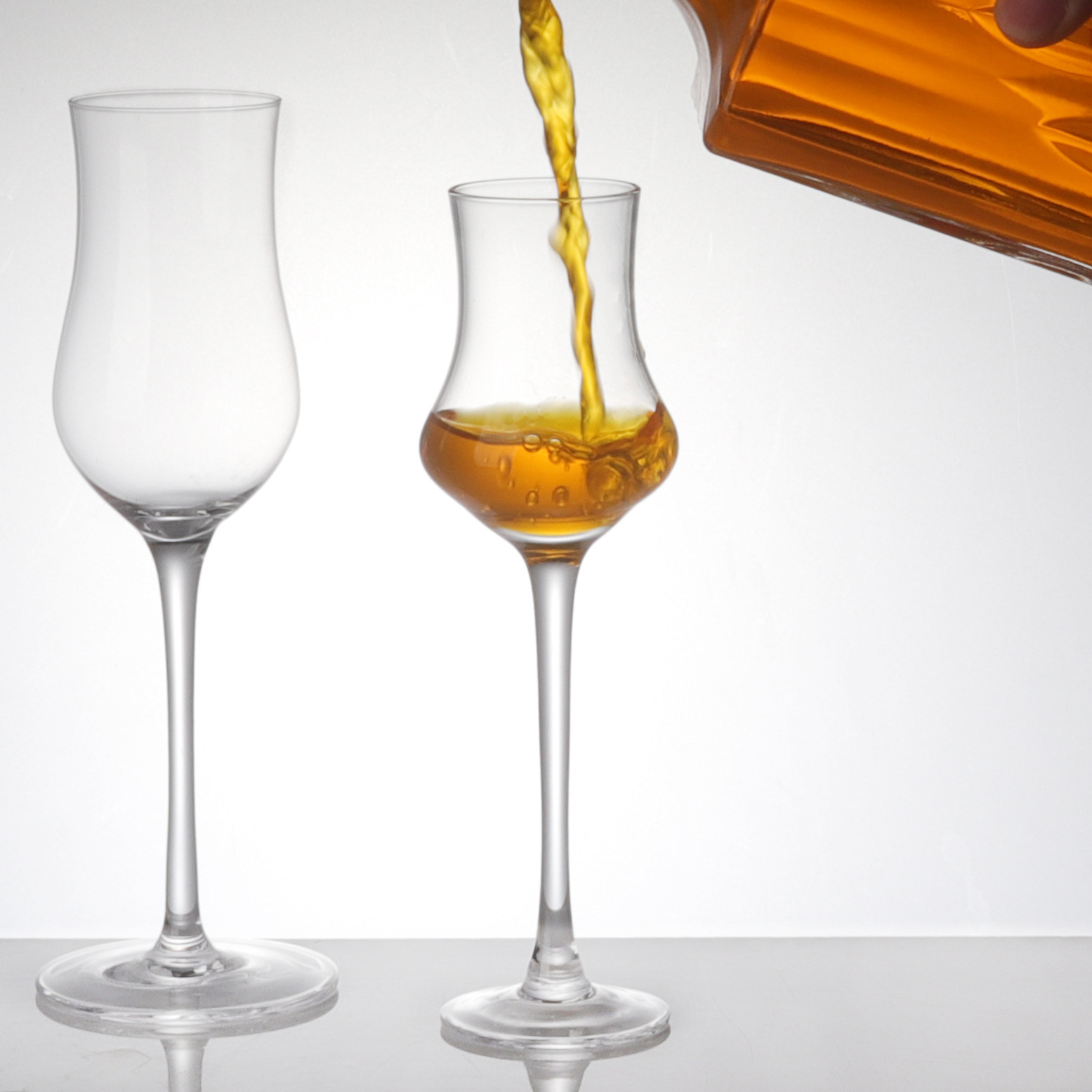 Wholesale household whisky aroma cups, commercial high-footed tasting cups, crystal glass cups, high-end spirits cups for restaurants Application Scenario