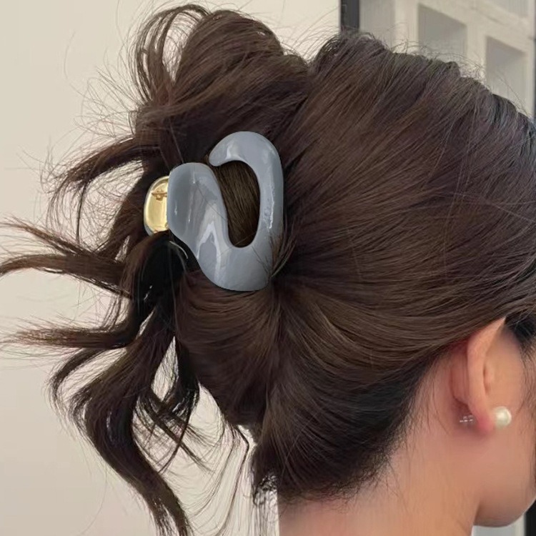 The same style hair accessory as in South Korea features a simple design, acetate hair clips, and a retro charm. It is a semi-tied shark clip hair accessory for women details Picture