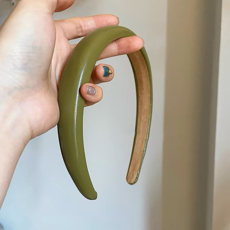 The matcha green patent leather PU sponge thin hair band is a Korean-style elegant small headband that can make your face look better when you go out for daily use Application Scenario