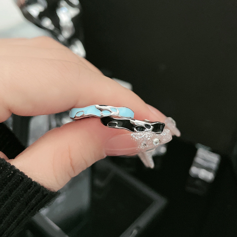 A niche design enamel black and blue open ring, a cold and elegant style for women, and a high-end couple. Adjustable index finger ring trend Specification drawing
