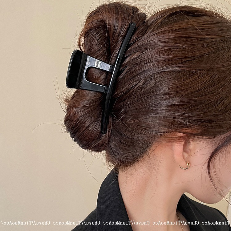 Shiny, high-end, large one-piece scratch-off clip for women, new style 2025, simple and elegant shark clip for the back of the head details Picture
