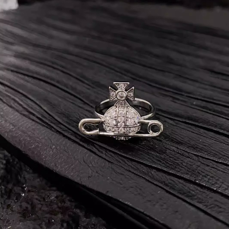A high-end, all-diamond planet Saturn pin ring with a unique design for women, an open ring, and a light luxury index finger ring Application Scenario